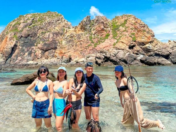 Khách đi tour Hòn Sẹo